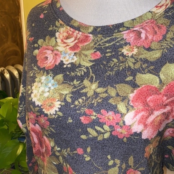 Spring Floral Crop Top - Picture 3 of 7